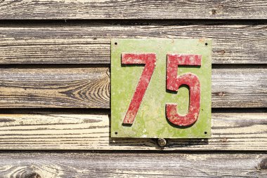 plaka numarası duvar ile