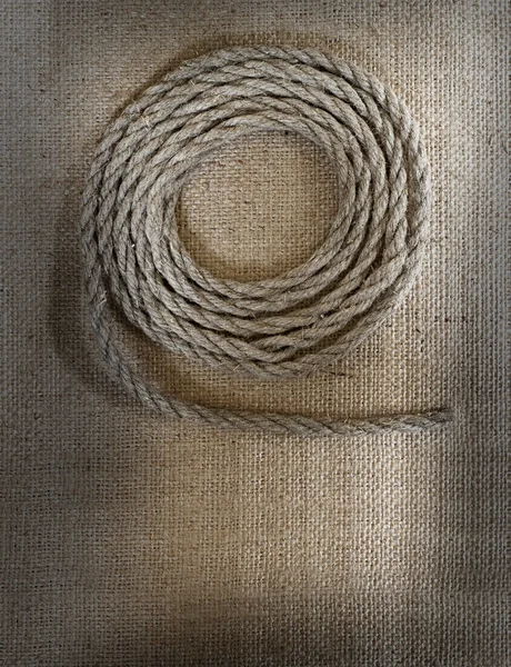 Перекрученная веревка на мешке — стоковое фото