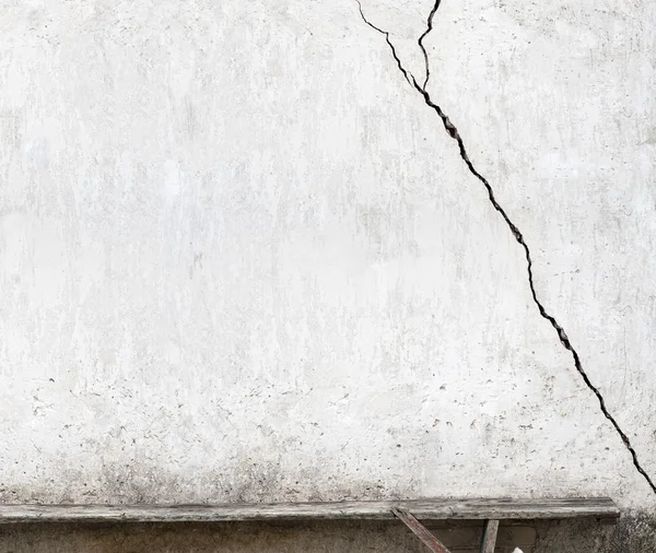 Bench near the wall — Stock Photo, Image