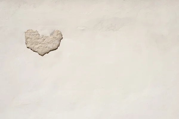 Stucwerk muur met gebarsten baksteen hartvormige — Stockfoto