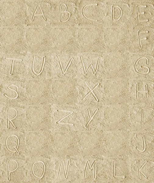 Letras manuscritas do alfabeto na areia — Fotografia de Stock