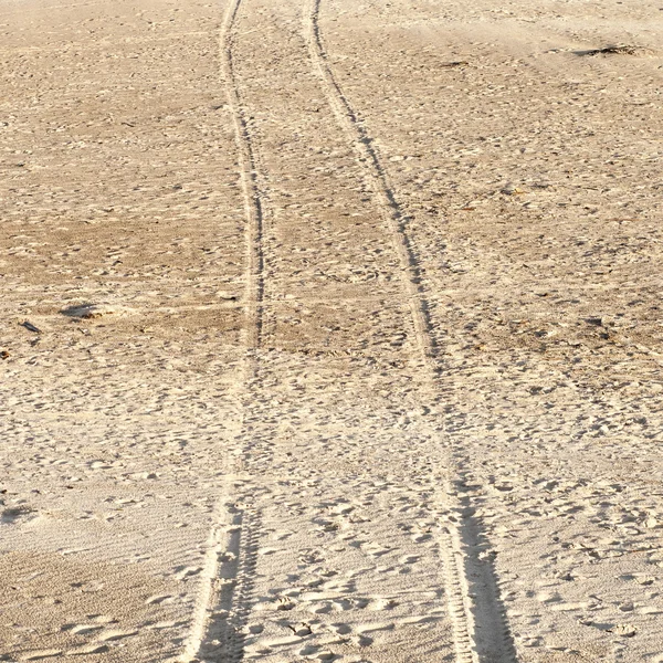Däck spår i sanden — Stockfoto