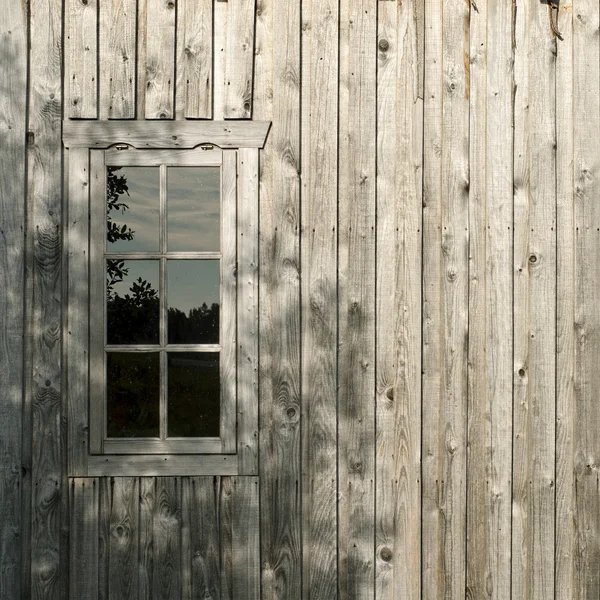 有窗户的旧木墙 — 图库照片