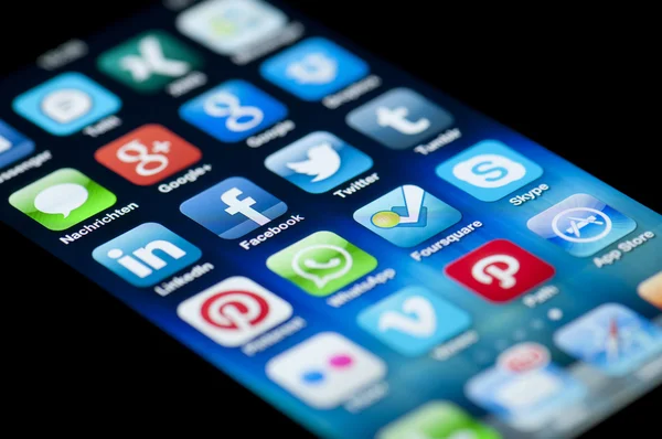 Social Media Apps auf Apple iphone 5 — Stockfoto