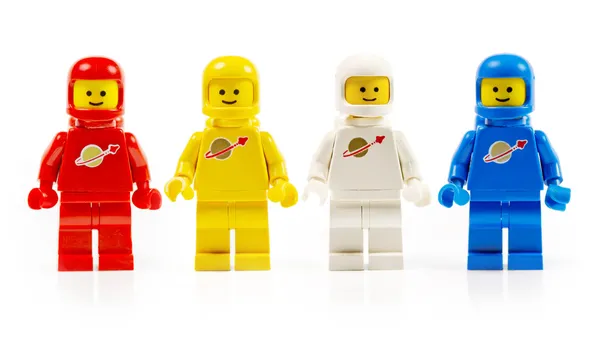 Várias figuras de lego de astronauta isoladas em branco . Fotos De Bancos De Imagens