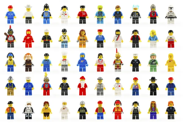 Eine Gruppe von fünfzig verschiedenen Lego-Minifiguren — Stockfoto