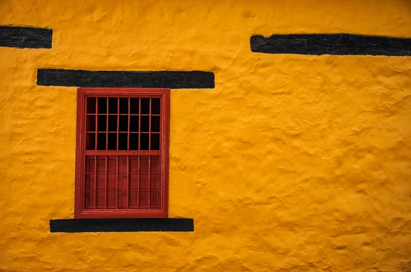 Żółte ściany kolonialne — Zdjęcie stockowe