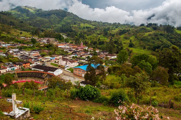Kolombiyalı bir kasaba görünümü — Stok fotoğraf