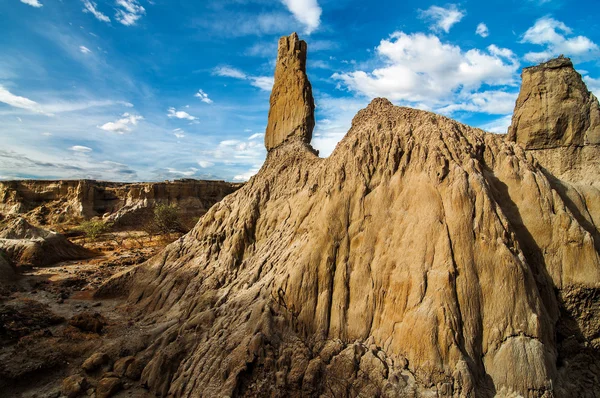 Un pilier de pierre blanche dans un désert — Photo