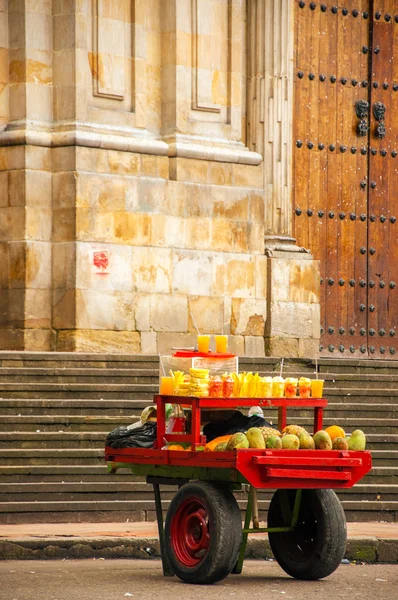 Obst zum Verkauf auf einem Einkaufswagen — Stockfoto