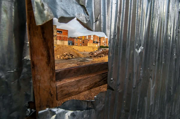 View through a Damaged Fence — Stock Photo, Image