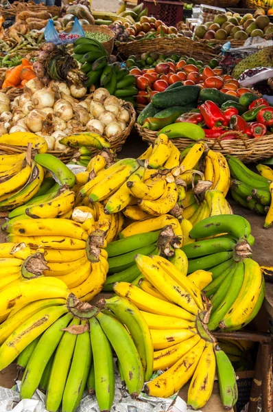 Vers fruit in een markt — Stockfoto