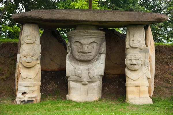 Три древних статуи — стоковое фото