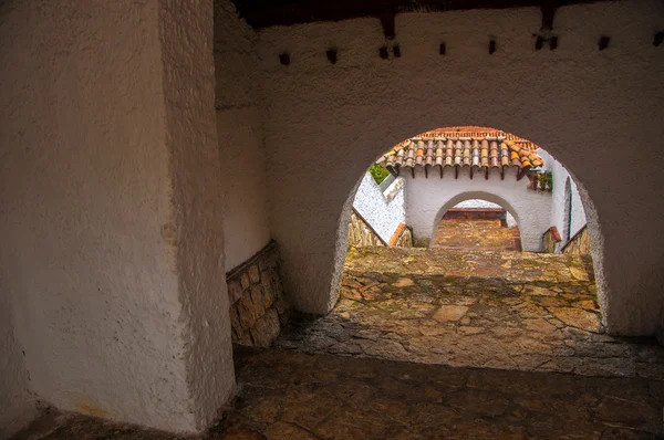 Passageway in Colonial Town — Stock Photo, Image