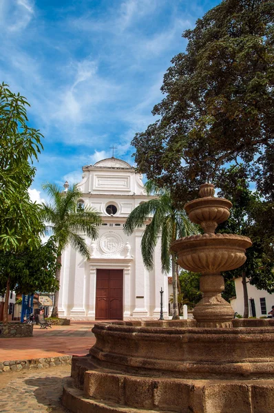 Vit koloniala kyrka och fontän — Stockfoto