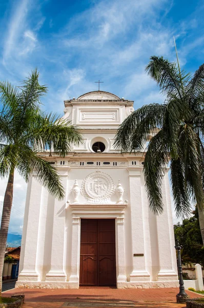Biały kościół z palmami — Zdjęcie stockowe