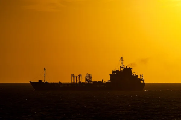 Dark Boat Silhouette al tramonto — Foto Stock