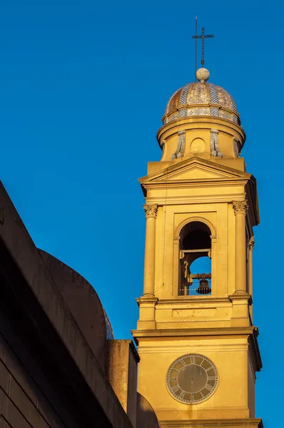 美しい黄色の教会の尖塔 — ストック写真