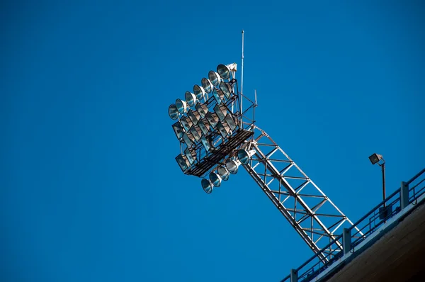Stadion lichten en blauwe hemel — Stockfoto