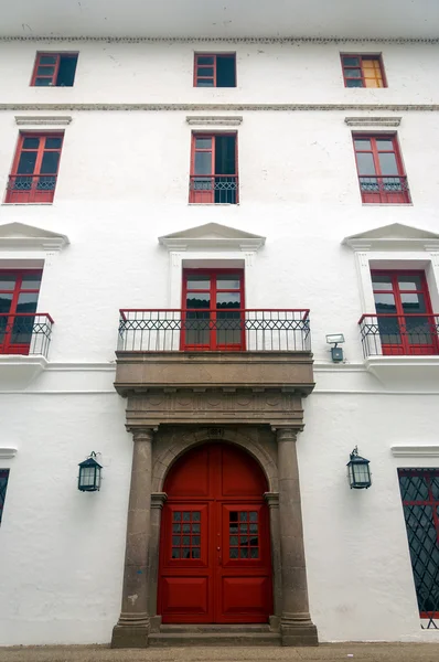 Bâtiment colonial rouge et blanc — Photo