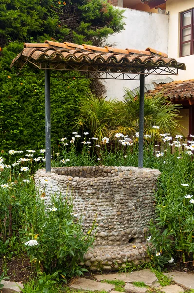 Old Well in Courtyard — Stock Photo, Image