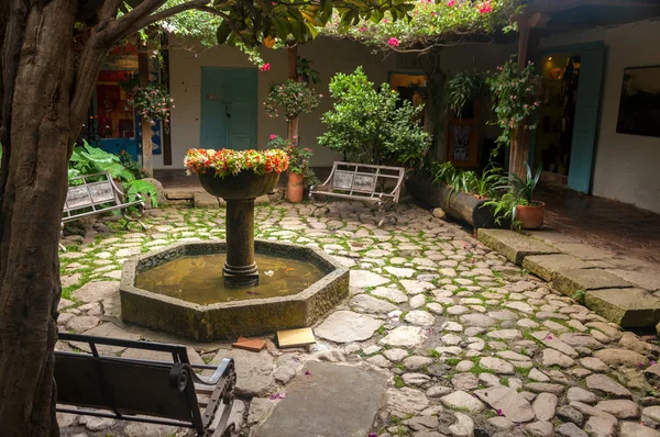 Fountain in Colonial Courtyard — Stock Photo, Image