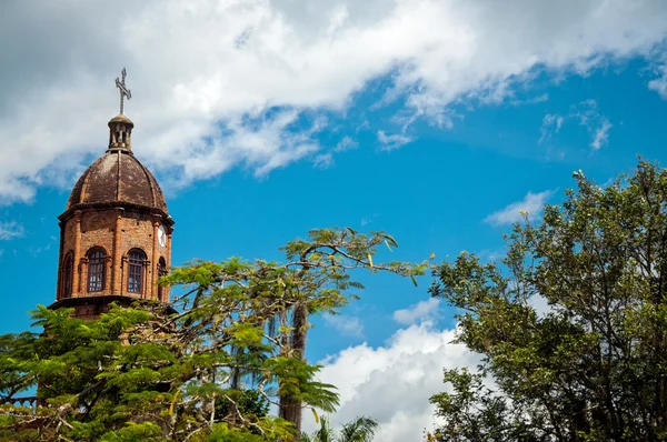 Güzel kilise ve mavi gökyüzü — Stok fotoğraf