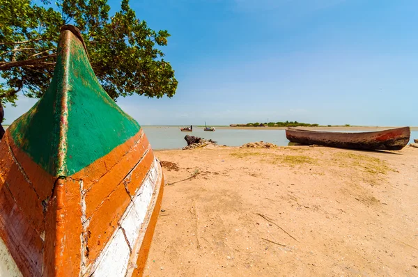 Canoës au bord d'un lac — Photo