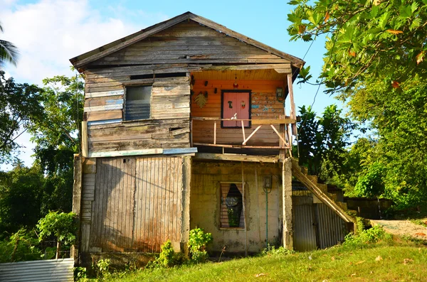 Старый изношенный Карибский дом — стоковое фото