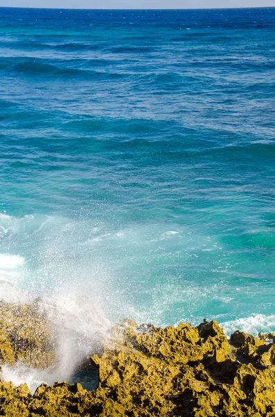 Caribische golven komen naar de wal in san andres, colombia — Stockfoto