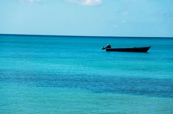 Barca in Turchese e Acqua Blu — Foto Stock