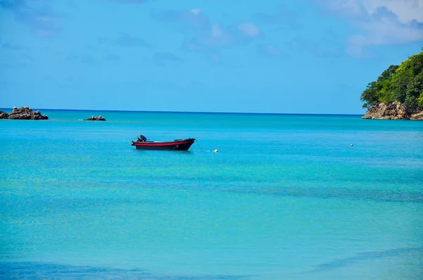 Barco en Turquesa y Agua Azul — Foto de Stock