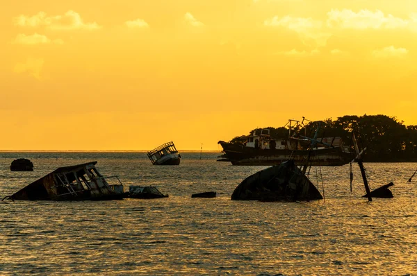 Salida del sol sobre un cementerio de barcos — Foto de Stock