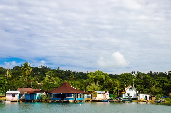 Edificios antiguos y palmeras en el Caribe — Foto de Stock