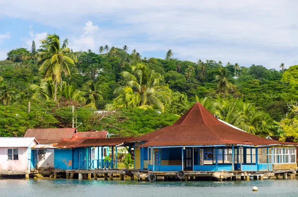 Edificios antiguos y palmeras en el Caribe — Foto de Stock