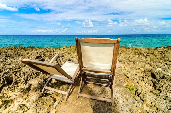Карибський пляжні шезлонги — стокове фото