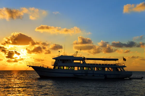 Bateau au lever du soleil — Photo