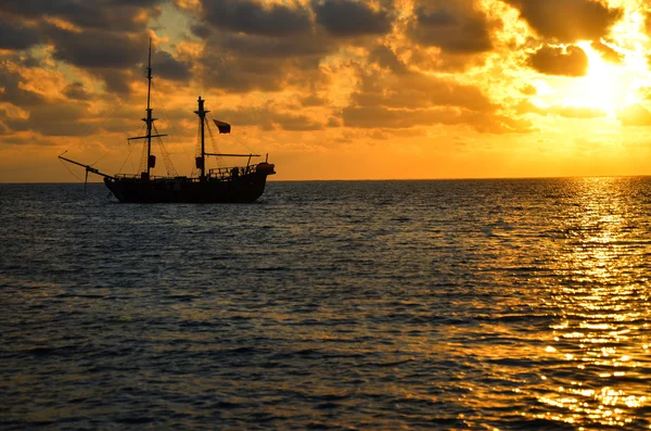 Sonnenaufgang des Piratenschiffs — Stockfoto