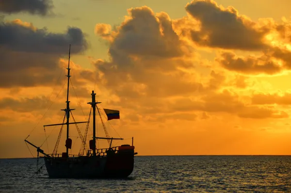 Východ slunce nad pirátské lodi — Stock fotografie