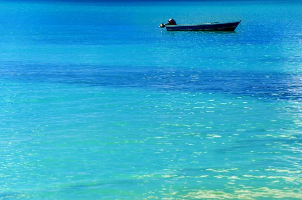 Blue Boat, Blue Water — Stock Photo, Image