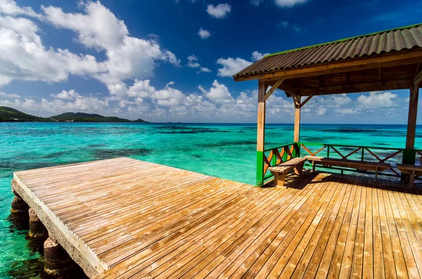 Muelle en agua turquesa — Foto de Stock