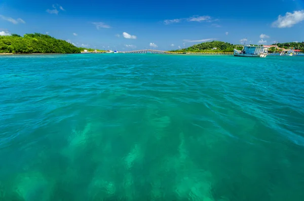 Acqua turchese e ponte — Foto Stock