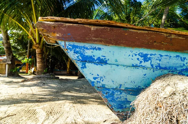 Canot bleu à la plage — Photo