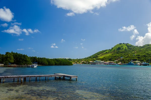 Dock und tropische Insel — Stockfoto