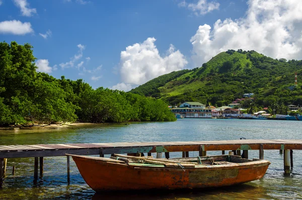 Vieux bateau et île tropicale — Photo