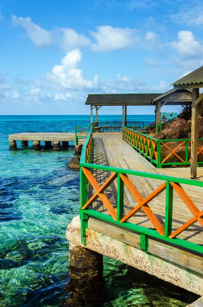 Muelle y agua tropical — Foto de Stock