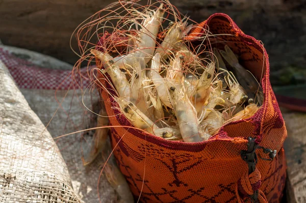 Crevettes dans un sac typique — Photo