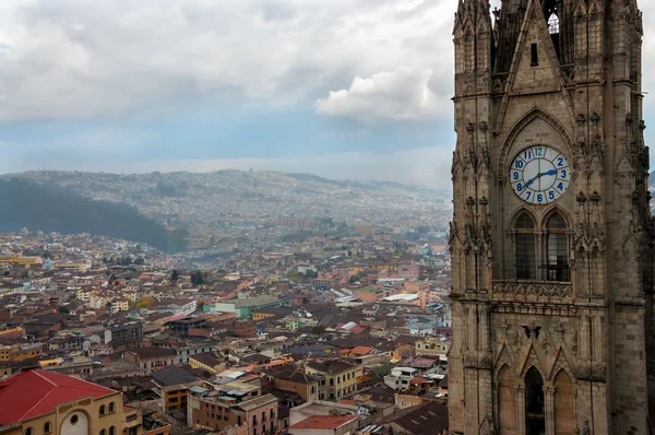 Basílica de la aguja y el paisaje urbano —  Fotos de Stock