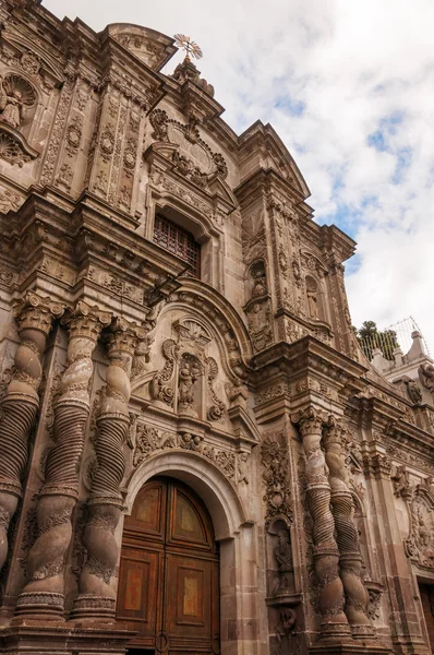 Hermosa fachada de iglesia — Foto de Stock