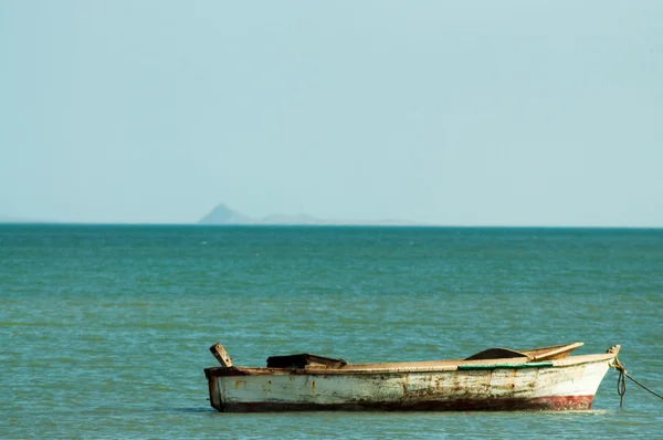 Vecchia canoa nell'Oceano Atlantico — Foto Stock